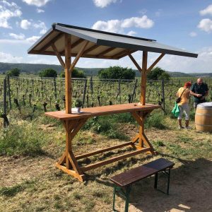 Stehtisch mit Dach aus Holz