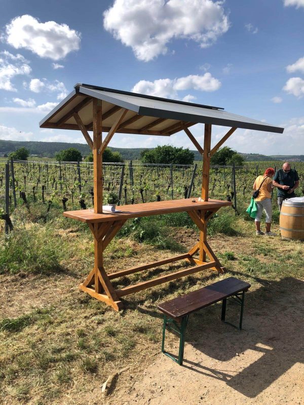Stehtisch mit Dach aus Holz mieten